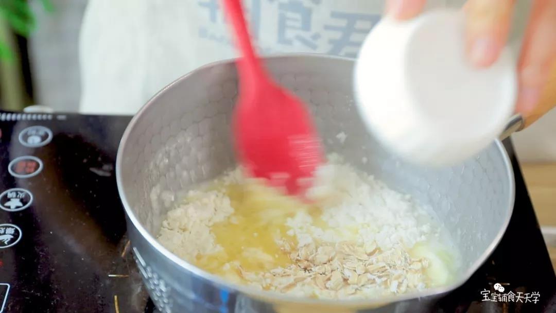 全部融化沸腾后马上倒入低筋面粉和燕麦，配合搅拌