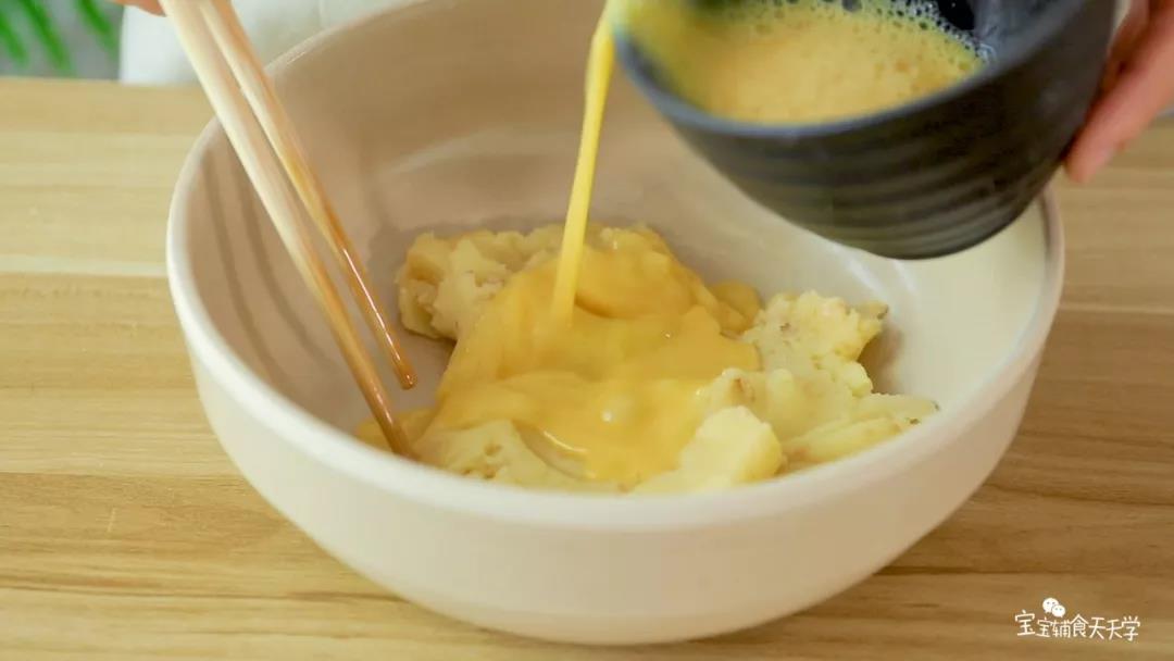 待面团不烫手，分多次加入蛋液