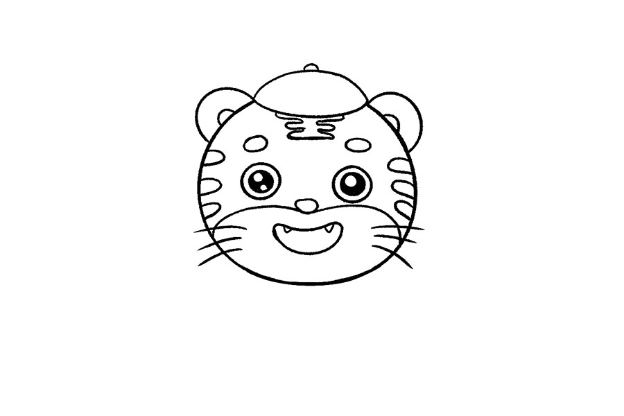 步骤5：别忘了加上两颗牙小虎牙，这样小老虎显得更加可爱啦，再画上虎斑，小老虎的头部就完成啦。