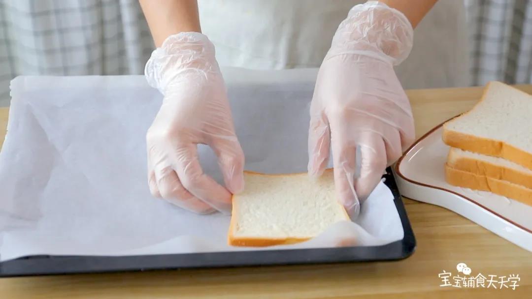 烤盘垫上油纸，放上吐司片铺好