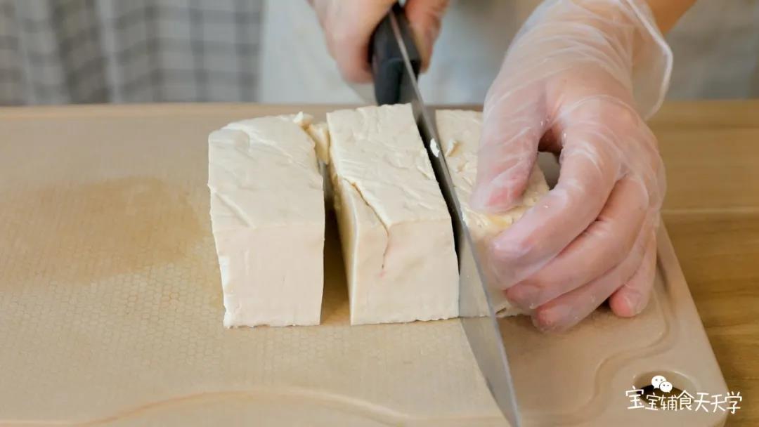 第2步：把老豆腐切成2cm大小的块状