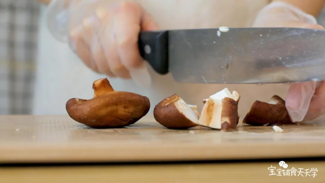 第3步：香菇切小块