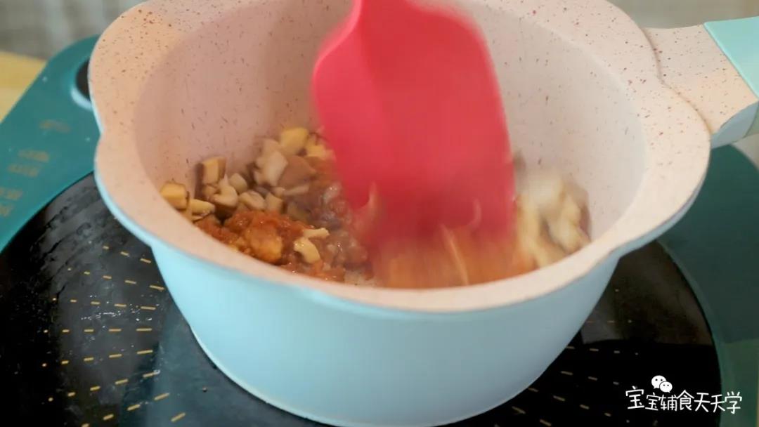 第5步：接着，放入肉末炒变色