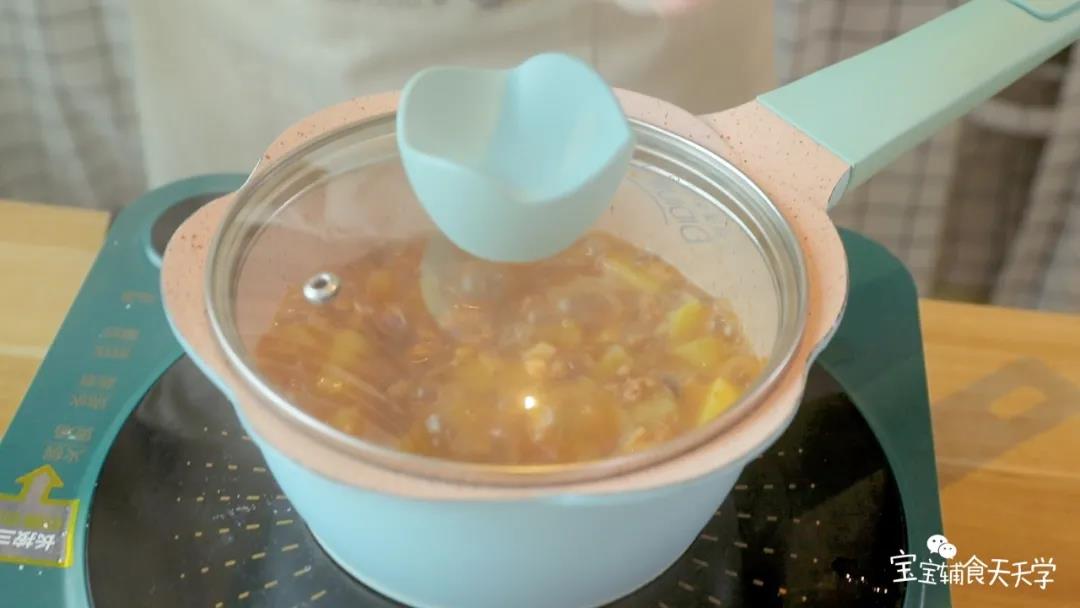 第7步：加入适量水和少许宝宝酱油，盖上盖子焖煮至断生