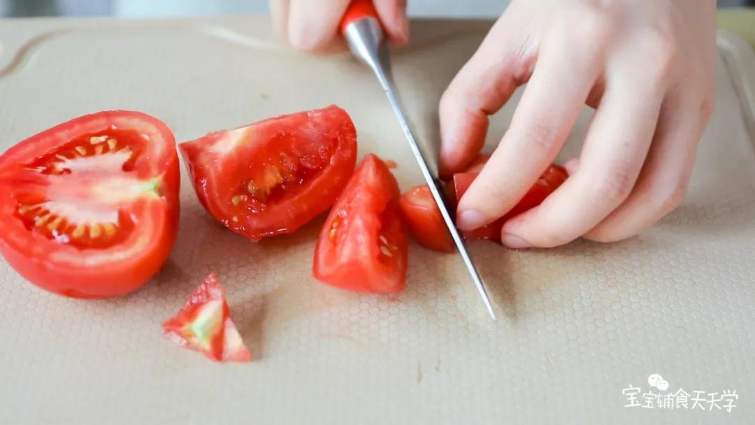 把番茄切成小块