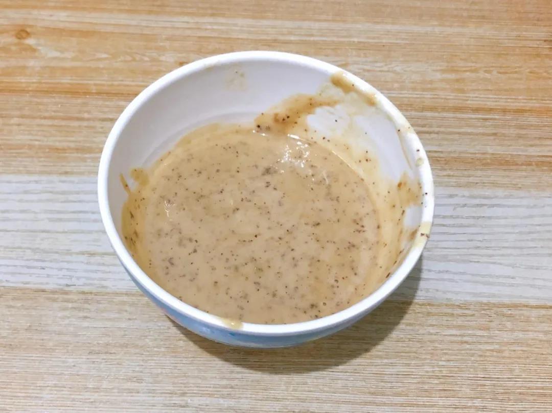 把面粉、处理好的红枣和提子、鸡蛋一起放入搅拌机，搅打成糊。