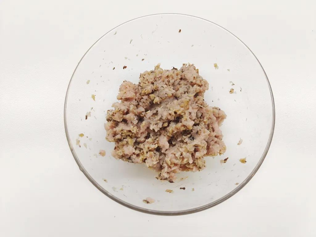 香菇用料理机打碎，跟猪肉混合。