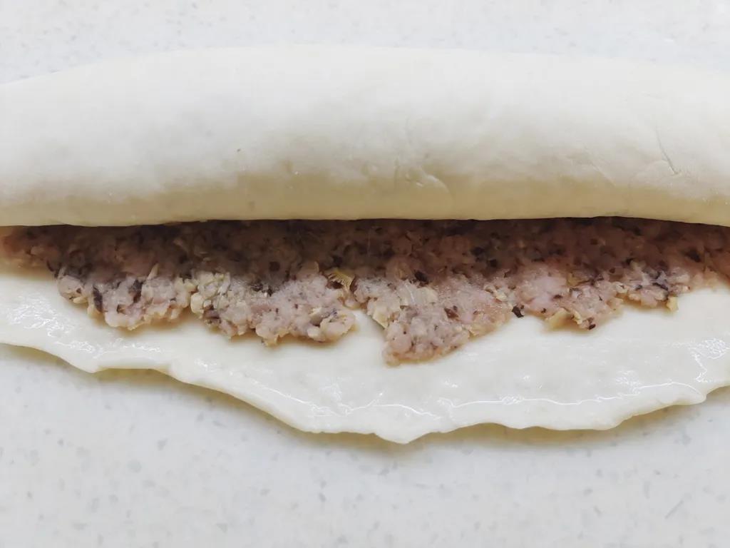 把面片薄的那边抹少量水，方便粘起来。