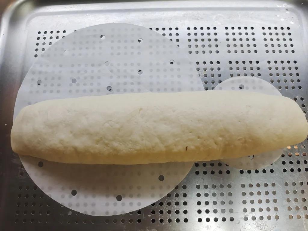 放到温暖处，发酵30-40分钟至两倍大，蒸锅上汽后蒸15分钟，取出切段。