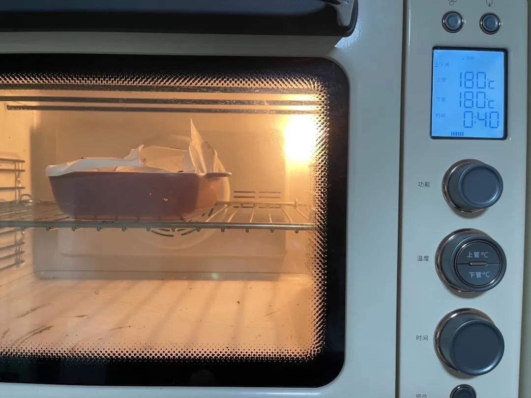 烤箱180度预热10分钟，中层烤40分钟。