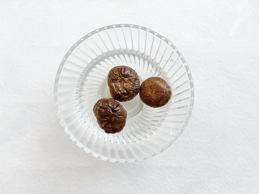干香菇用温水泡发。
