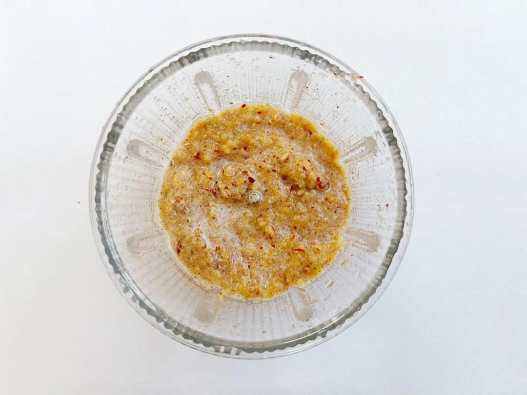 第2步：红枣洗净去核，加水一起放入料理机内打成泥。