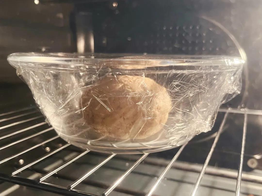 第4步：面团放在较温暖的地方（30度左右）发酵至两倍大。
