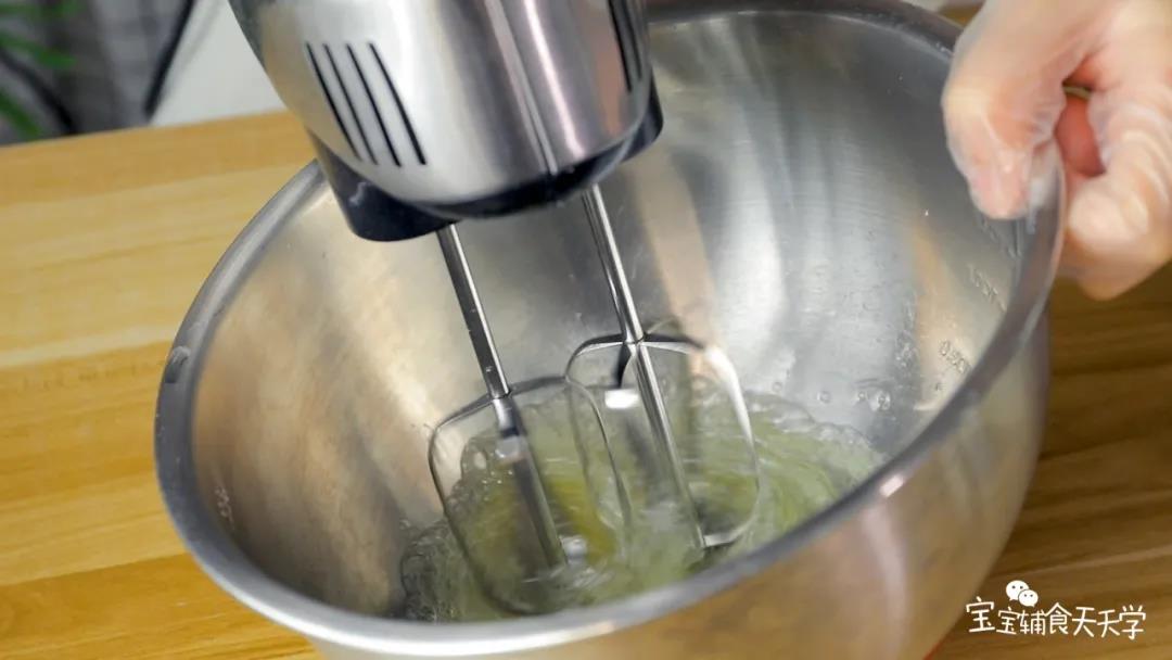 第8步：加入几滴白醋或柠檬汁到蛋清中，打发蛋清