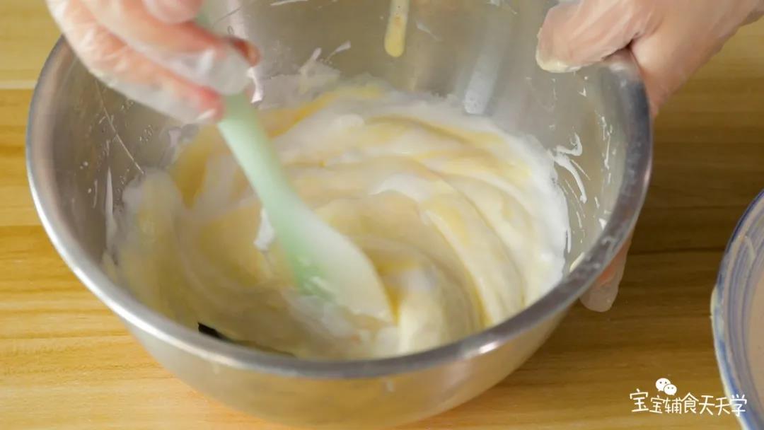 第12步：在把搅拌好的蛋黄糊倒回打发的蛋白中，同样翻拌均匀即可