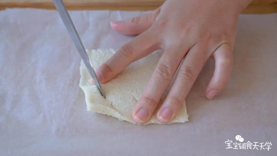 吐司去边，擀薄，划3刀在半面