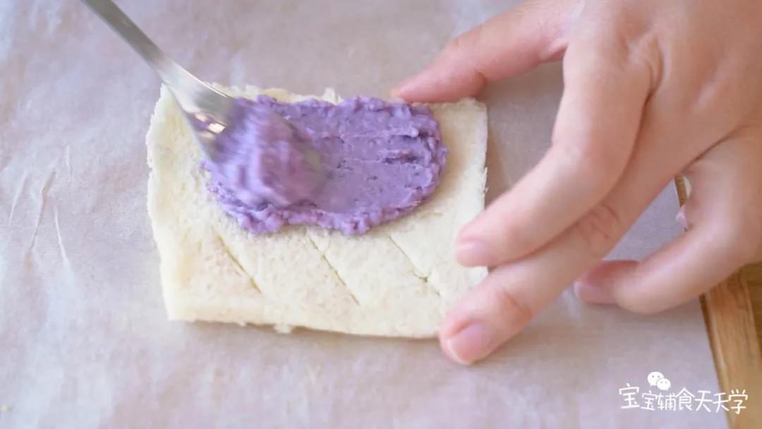 吐司上铺上芋泥，封口处涂点蛋黄液有助于粘合
