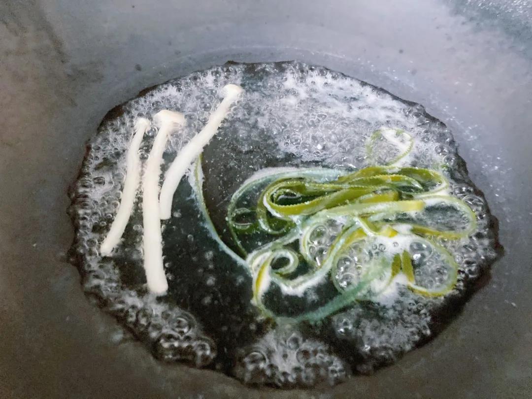 第2步：海带、蟹味菇洗净，用水煮熟。