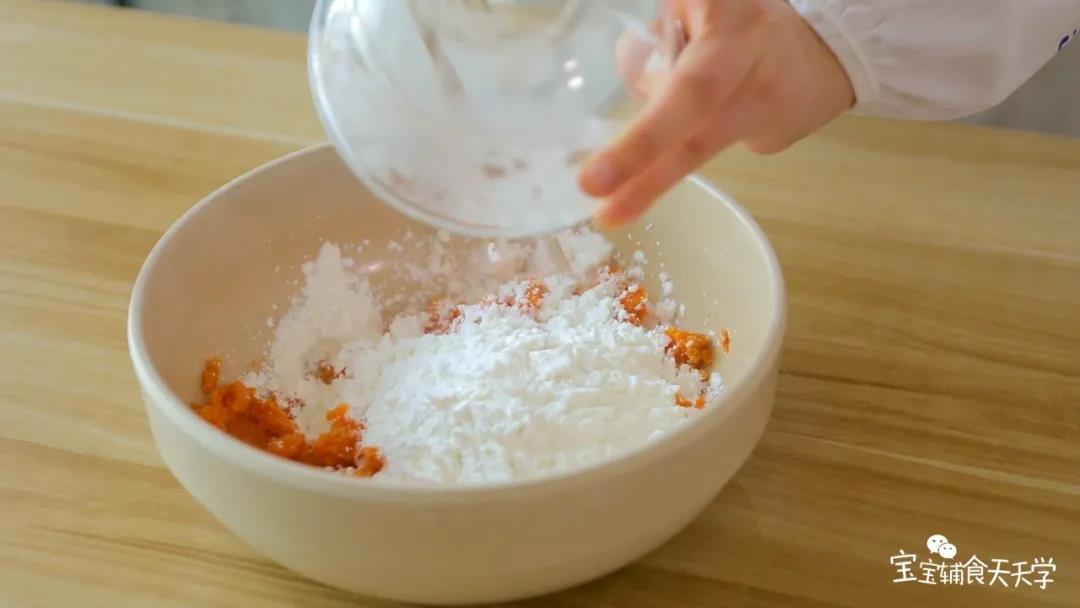 加入玉米淀粉，用筷子搅拌成棉絮状