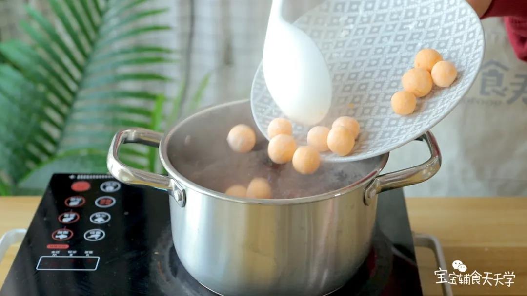 倒入汤圆，转小火继续煮至汤圆漂浮上来
