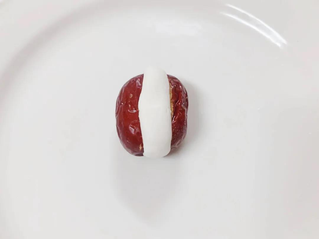 将糯米团塞入红枣中，略微整形一下。