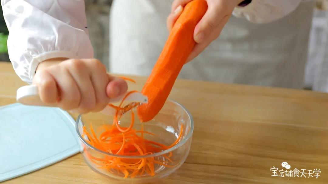 把胡萝卜刨丝取出适当的量