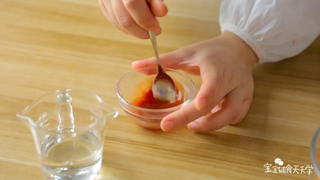 番茄酱加入10克的水拌匀