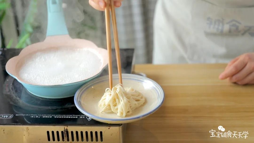 把辅食面烫至软熟后捞起，加入几滴辅食油拌匀