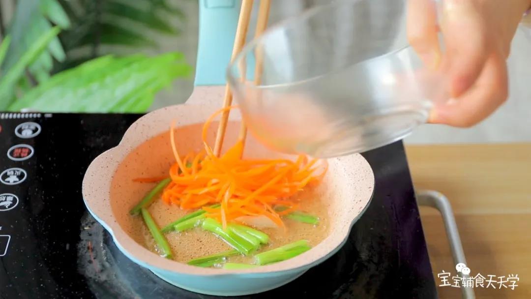 加入胡萝卜丝，炒至软熟