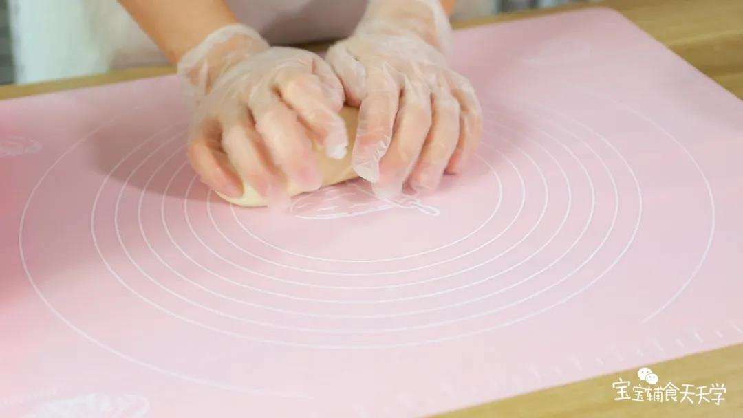 待制作完成后，取出后让面团松弛10-15分钟，分成2份，滚圆