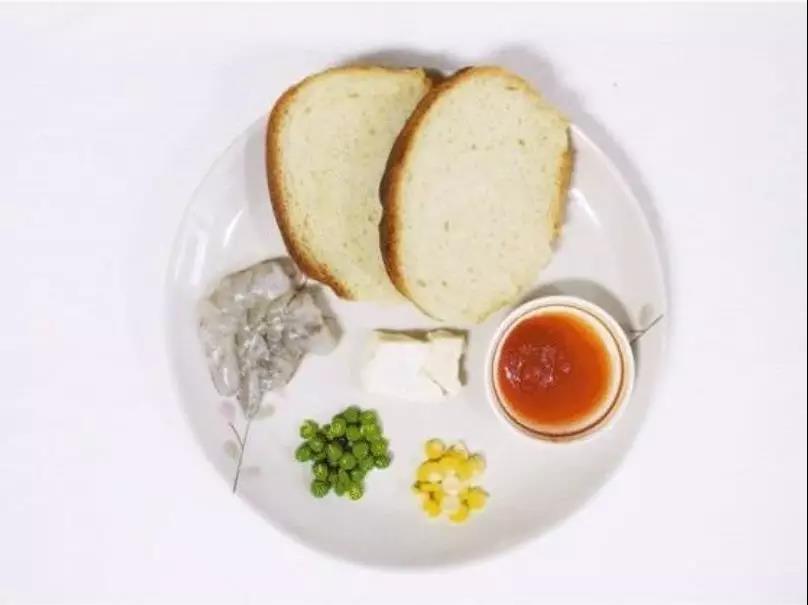 第1步：虾仁去除虾线并洗净，少量洋葱洗净切成碎末，豌豆焯水后去皮蒸透，玉米粒蒸透后去皮。