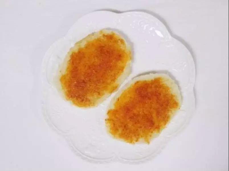 第6步：把披萨酱用小刀均匀涂抹在两片吐司上。