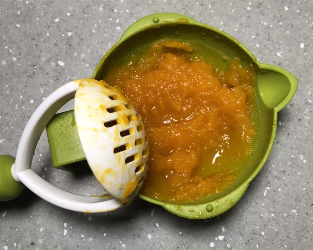 南瓜蒸熟，用研磨碗碾压成南瓜泥。