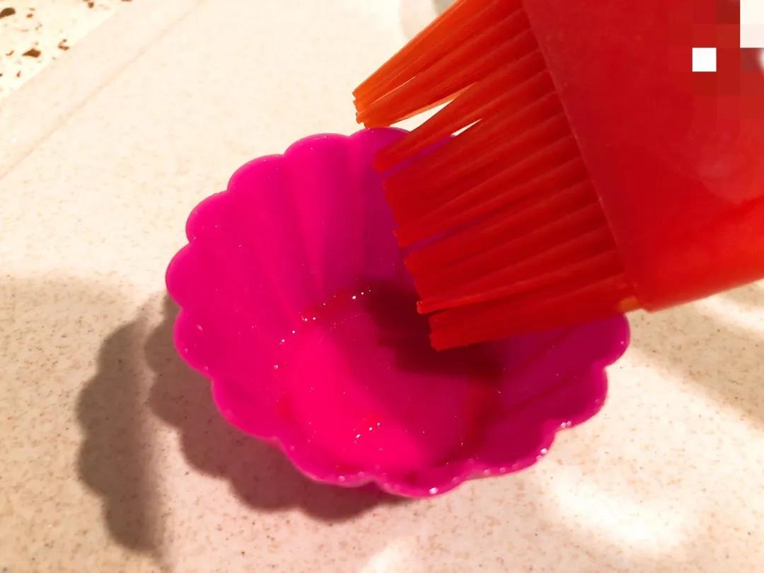 模具的四周刷上一层油。