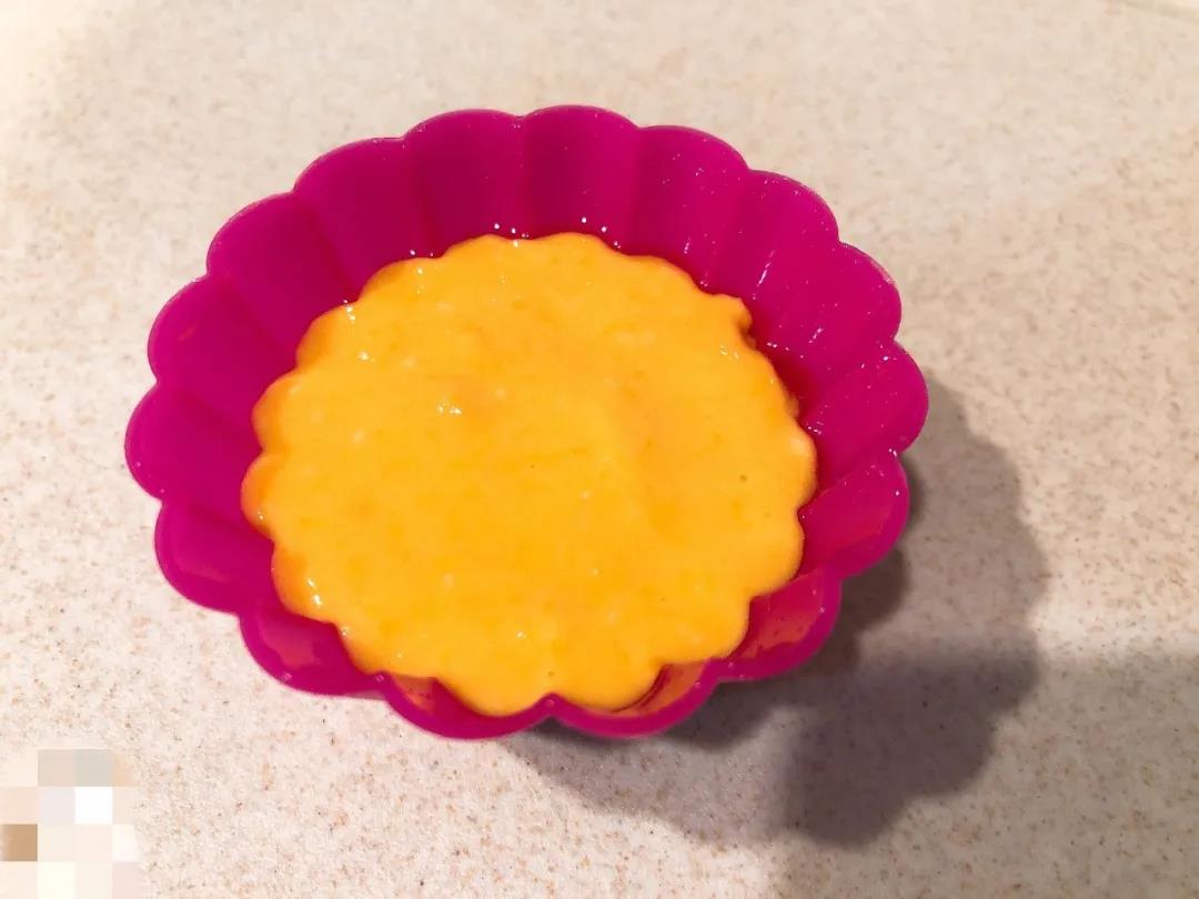 将面糊倒入模具中不超过2/3高度。轻轻在桌面上震出面糊中的小气泡。