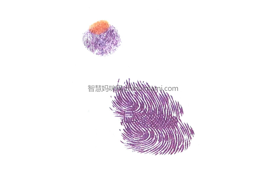 步骤2：伸出小拇指，蘸取颜料后按出鹅的脑袋，换上橘色，在额头上点上一点橘。