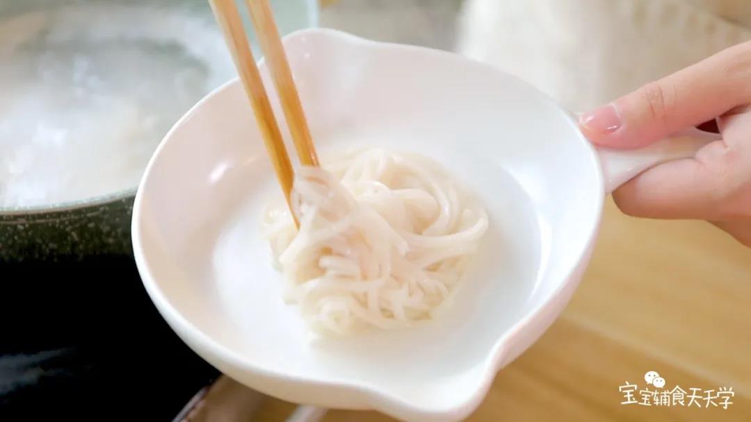 煮好的雪藕面摆入盘中