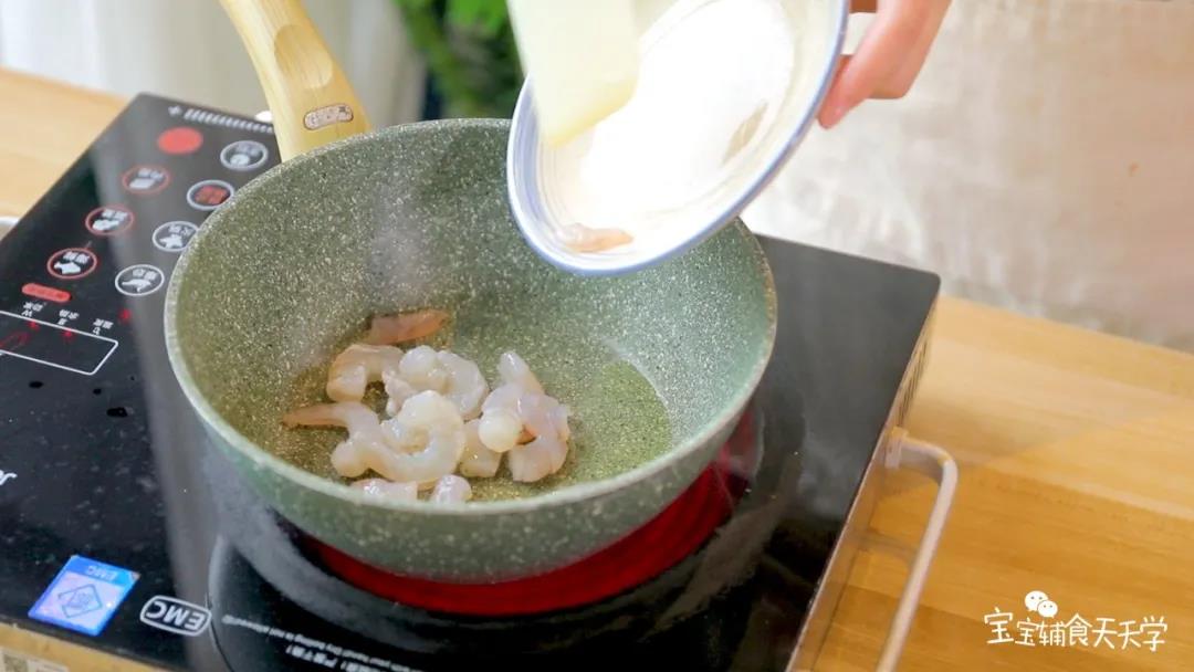 起锅，倒入热炒油，下入虾仁翻炒，变色后加入豌豆，翻炒均匀