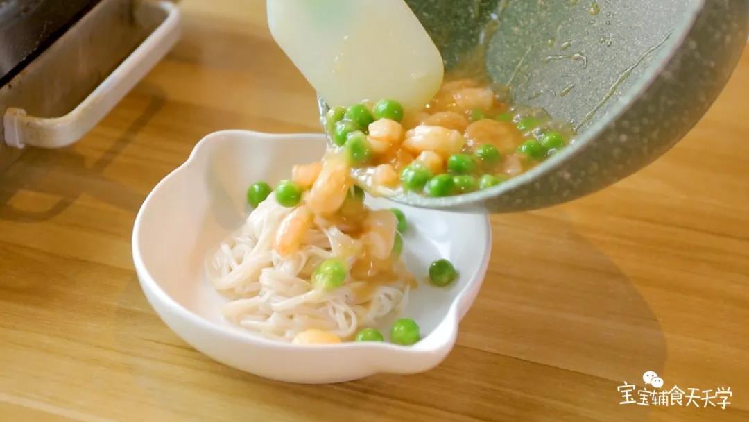 把食材浇在雪藕面上