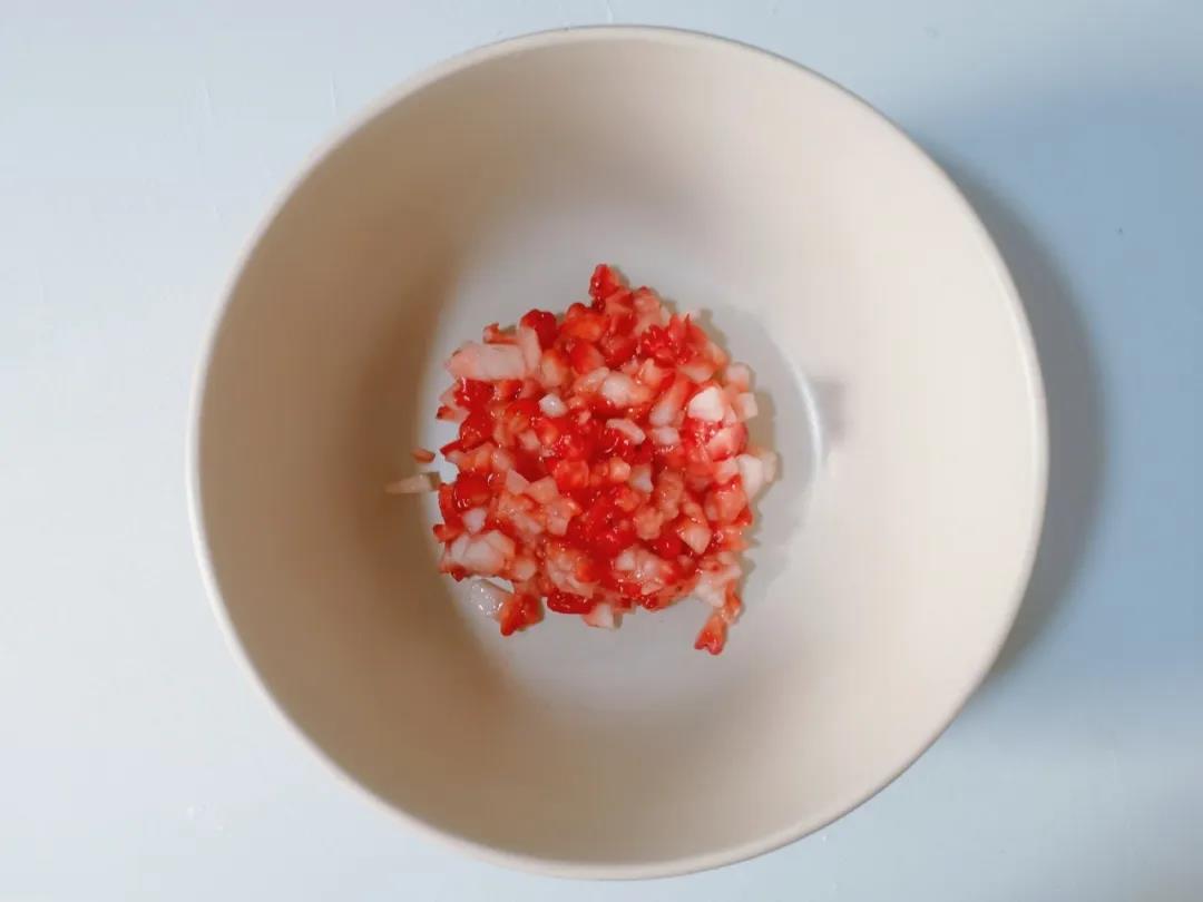 草莓洗净、切碎，放进一个大碗里。