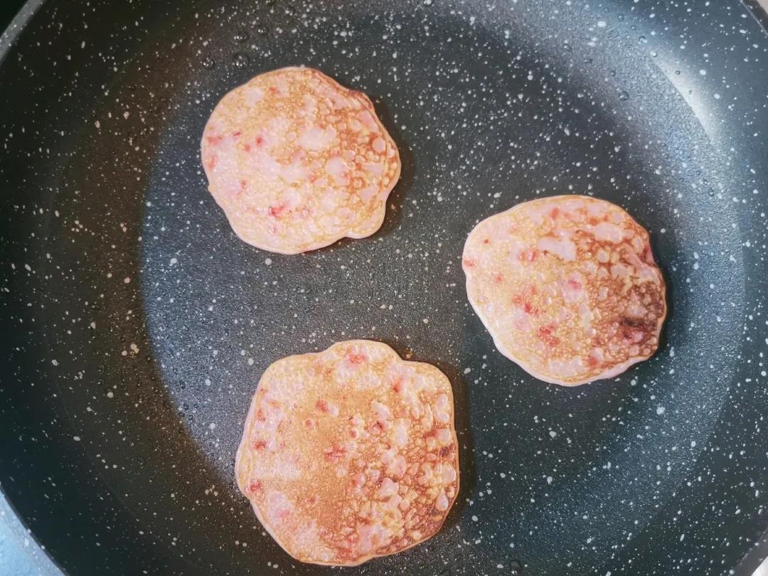 等待小饼表面有明显的气泡，翻面再煎1分钟左右。