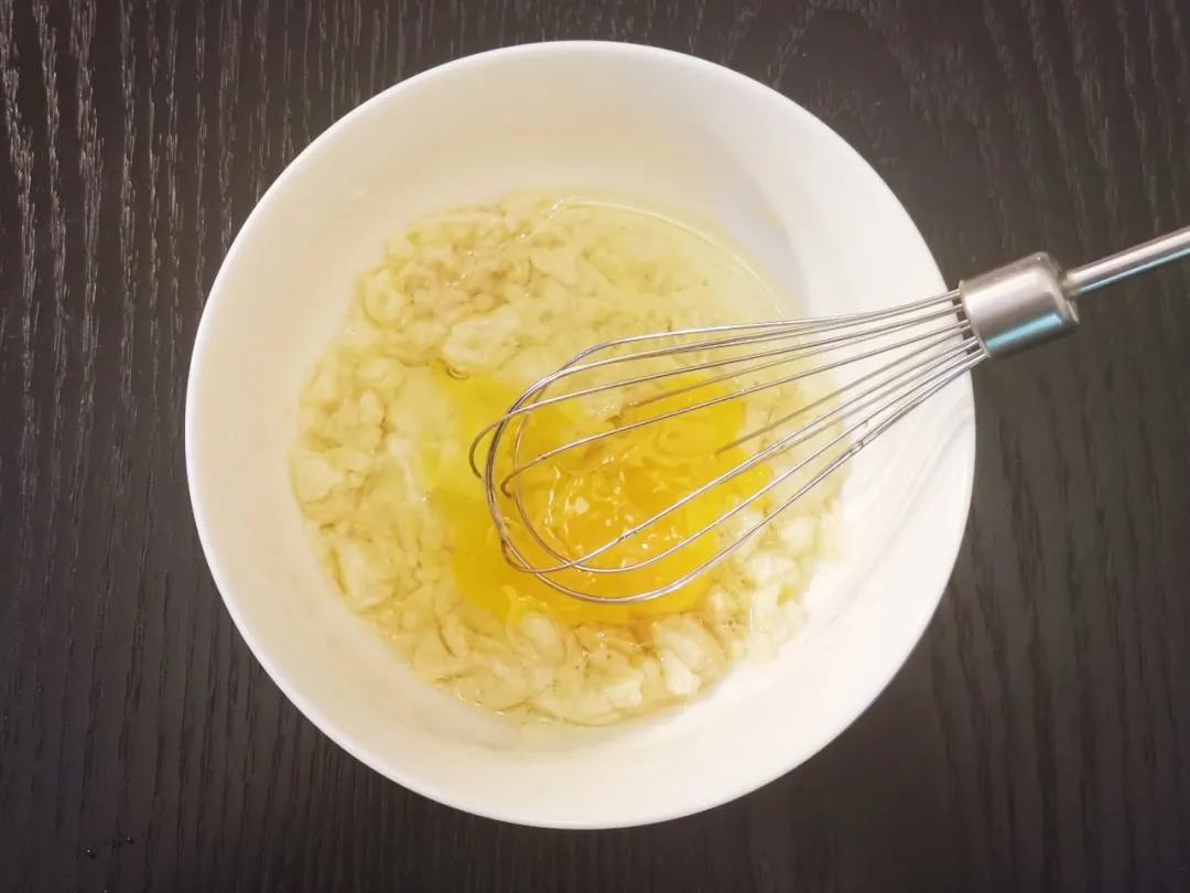 香蕉切碎或压成泥，加入蛋液混合均匀。