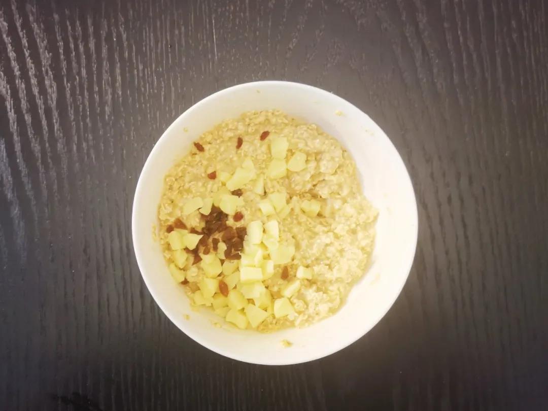 奶酪、葡萄干切碎加入混匀。蓝莓洗净放在厨房纸上吸干水备用。