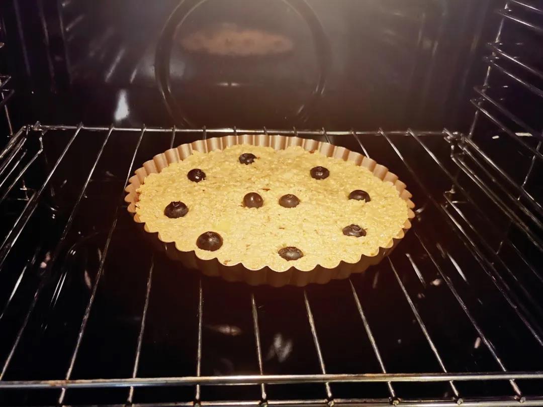 入烤箱上下火180度，烤制30分钟左右。