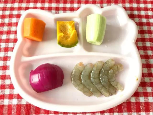 准备好各种食材。