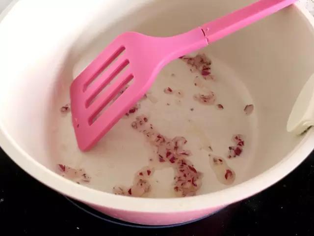 锅里倒油炒香洋葱。