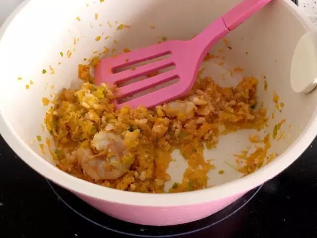 依次放入南瓜、胡萝卜、虾仁和黄瓜翻炒。