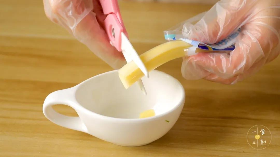 把奶酪棒剪小块