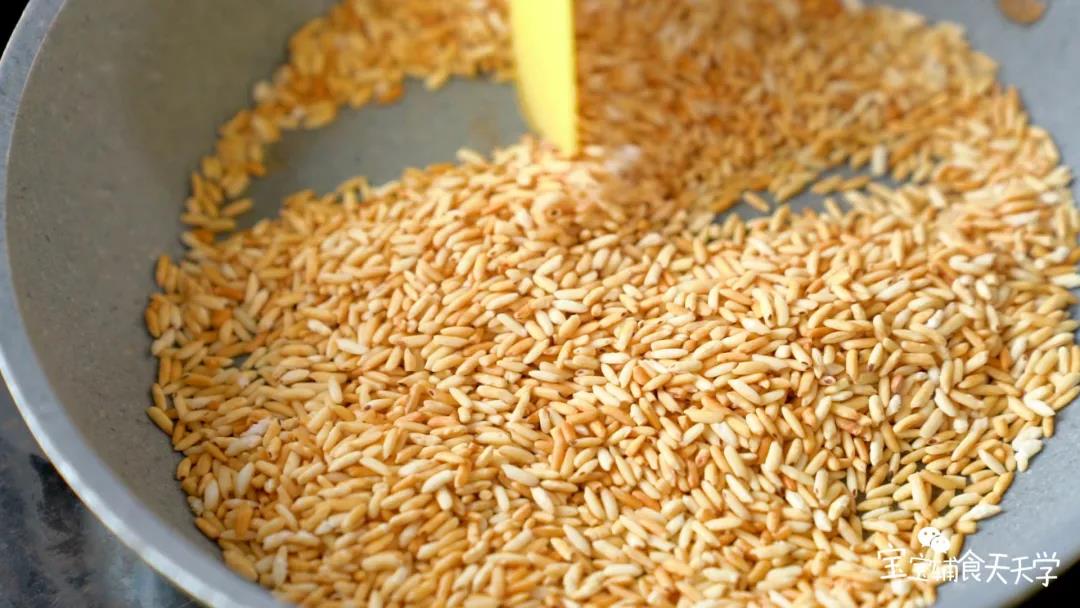 第4步：翻炒约20分钟，炒至大米开花或呈金黄色