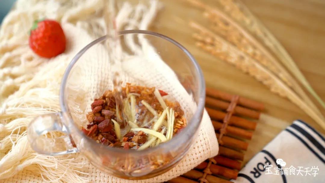 第5步：杯中放入炒米、姜丝、红枣、枸杞，滚烫的开水趁热入杯